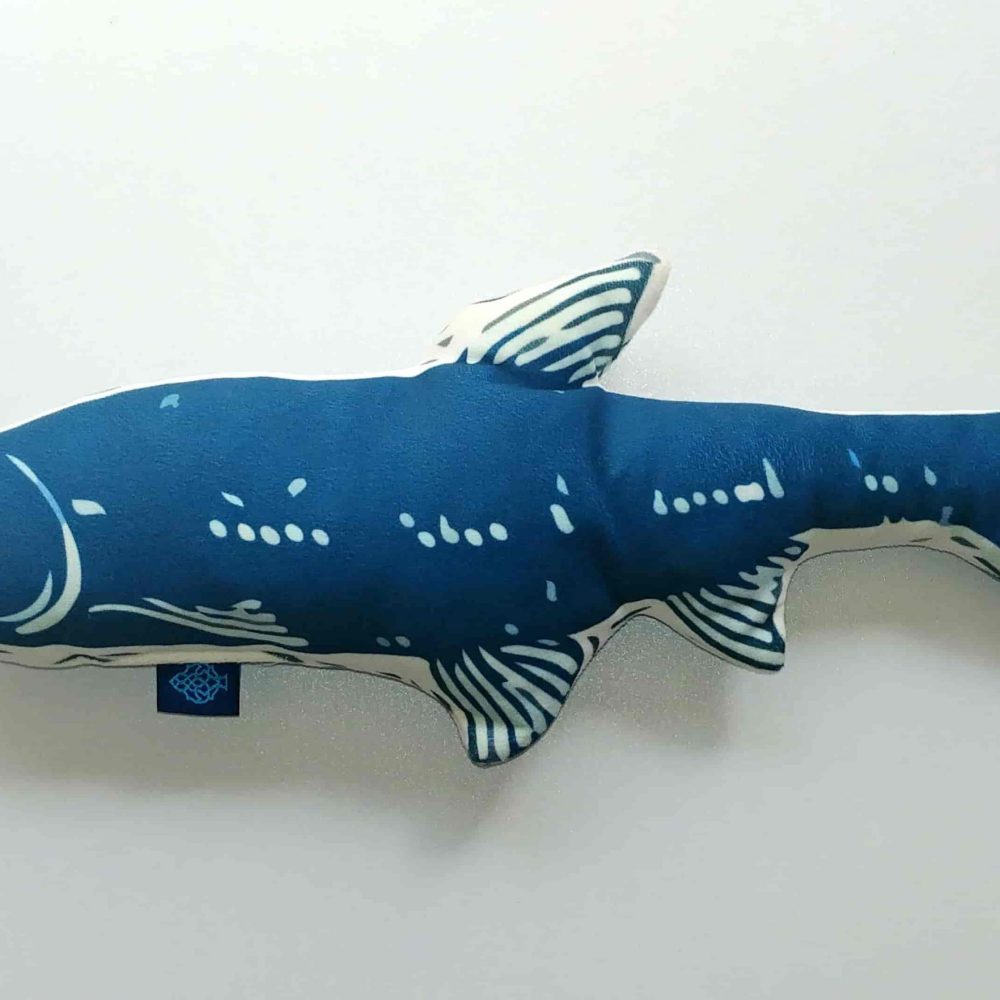 24 scaled 1000x1000 - عروسک بزرگ ماهی آبی کد 004