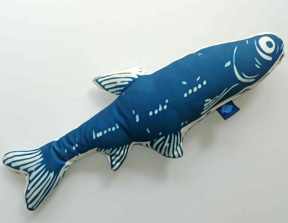 25 scaled 1000x774 - عروسک بزرگ ماهی آبی کد 004
